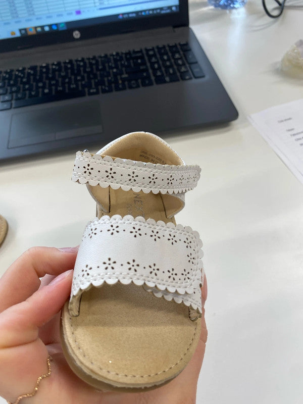 Adorable girls next white Velcro sandals size 5.5f KM004