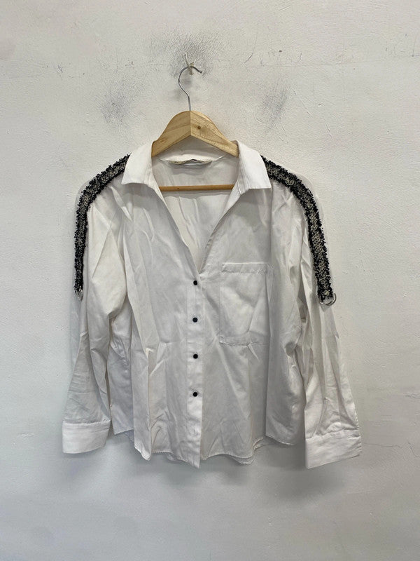 Lovely Zara basic white shirt wi the grey textured shoulder buckle UK M LB005