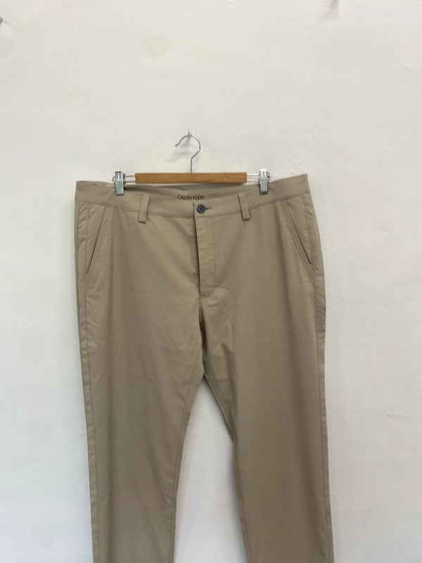 Classic men’s beige calvin klein golf trousers w 38 l 33 LO442