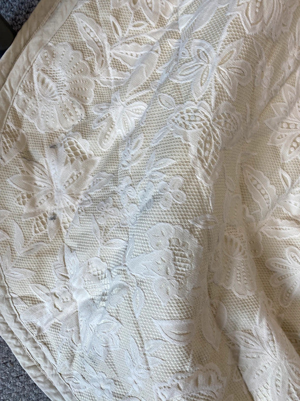 Fabulous M&S eiderdown and top cushions cream & Lace 8ft x 8ft5 LK006