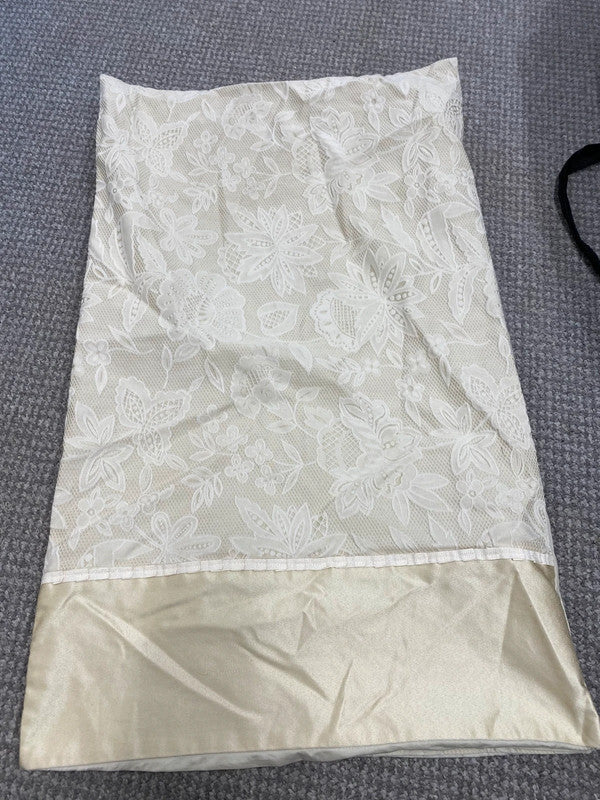 Fabulous M&S eiderdown and top cushions cream & Lace 8ft x 8ft5 LK006