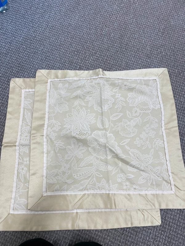 Fabulous M&S eiderdown and top cushions cream & Lace 8ft x 8ft5 LK006