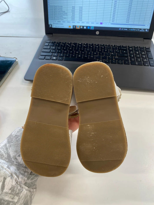 Adorable girls next white Velcro sandals size 5.5f KM004