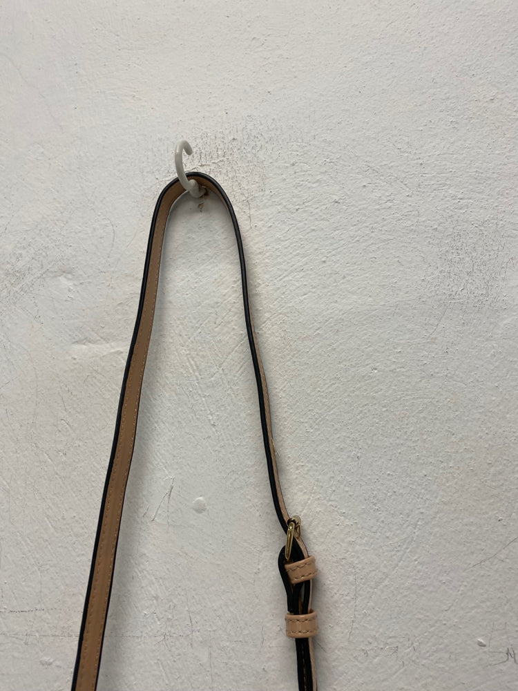 Fabulous Aldo Lips Handbag One size Beige chain handle GC003