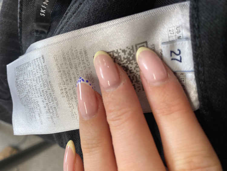 Gorgeous Guess Low W27” Black pinstripe SL002