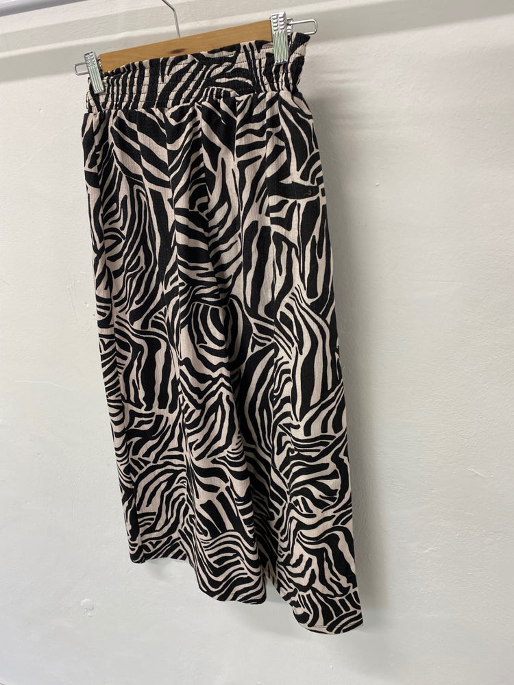 Gorgeous River island Wide leg trousers Uk8 Black and White Zebra Cropped EK001