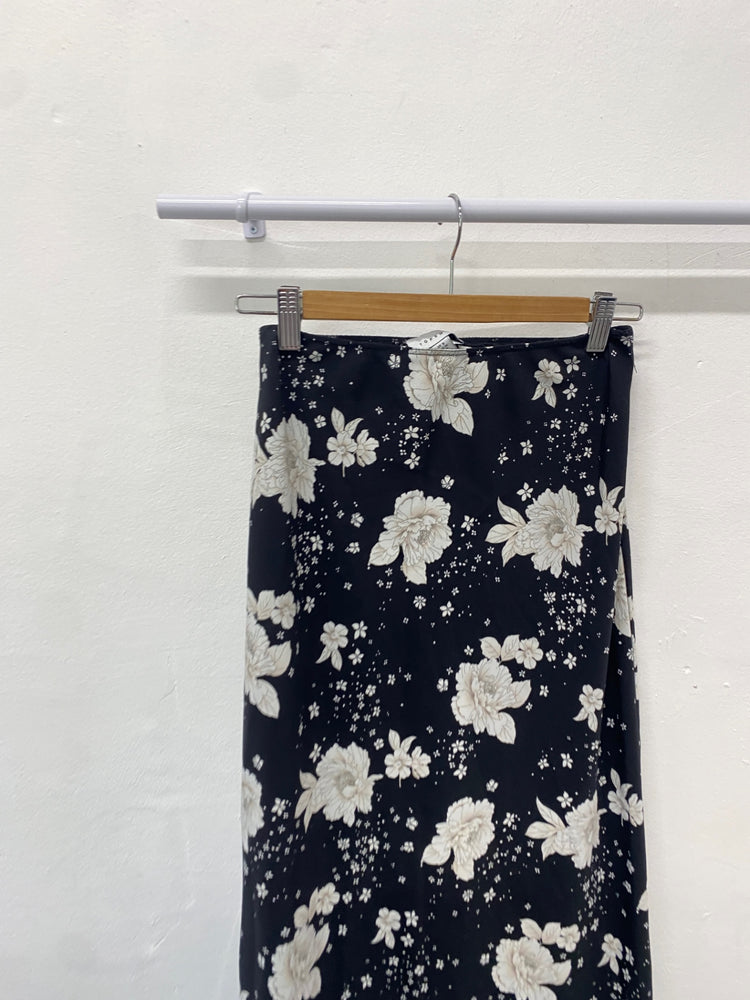 Gorgeous Topshop Skirt UK8 Black and white floral EK001