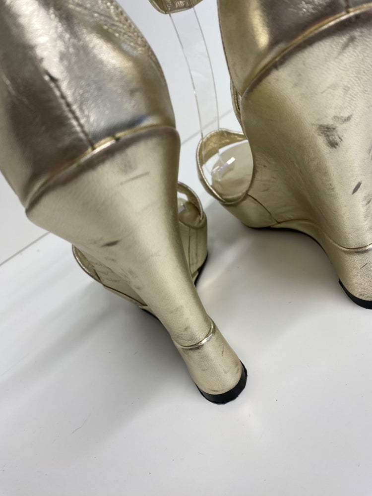 Fabulous Nila & Nila wedge ankle strap Sandals Uk8 Gold High wedge GM143