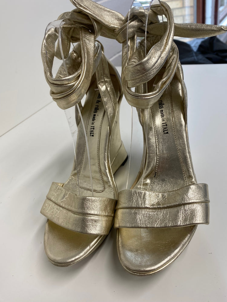 Fabulous Nila & Nila wedge ankle strap Sandals Uk8 Gold High wedge GM143