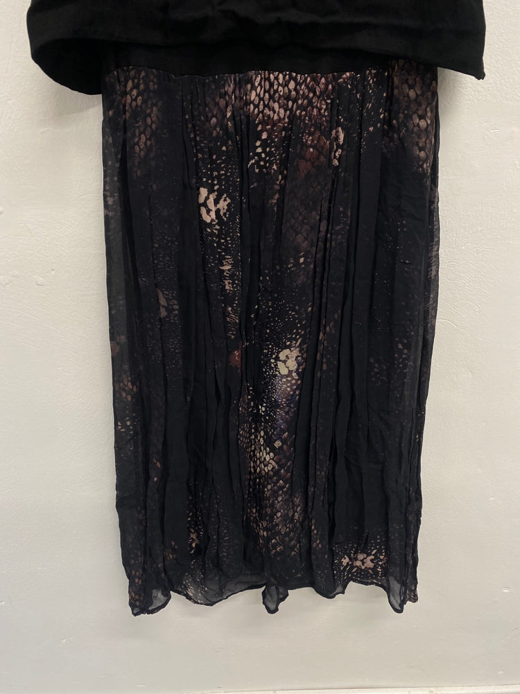 Fabulous Mint Velvet Midi Dress pleated peplum UK 12 Black abstract KM475