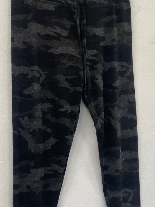 WASH Fabulous Beyond Yoga joggers Black with dark gray camouflage pattern