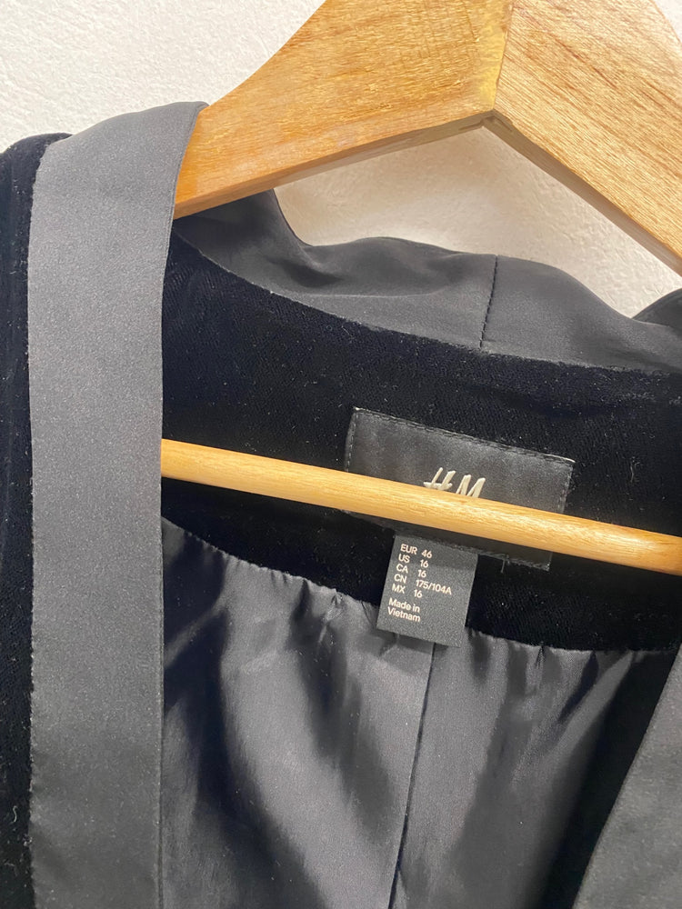 Fabulous H&M Blazer UK 18 Black velvet festive formal KM507