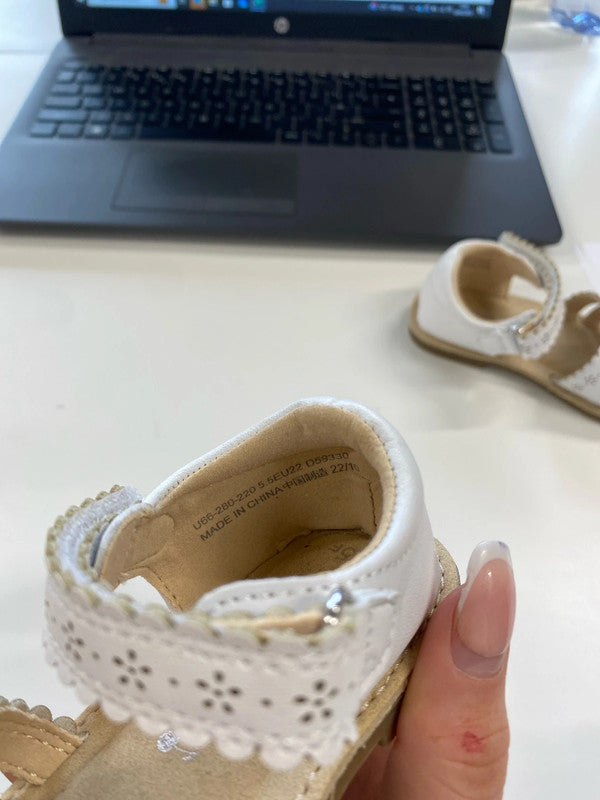 Adorable girls next white Velcro sandals size 5.5f KM004