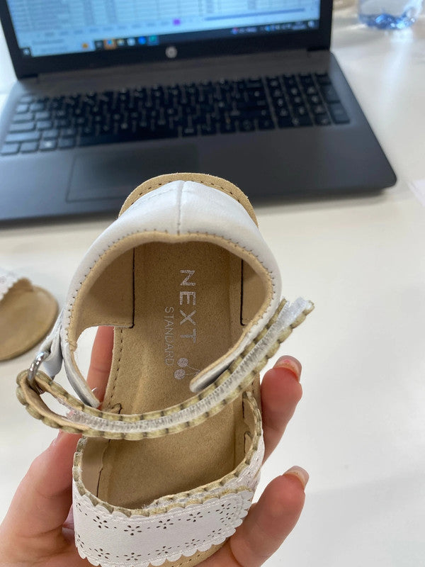 Adorable girls next white Velcro sandals size 5.5f KM004