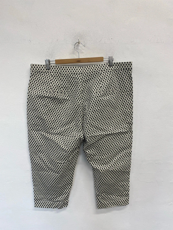 Lovely M&S black grey white pattern 3/4 length shorts UK 20 YM001
