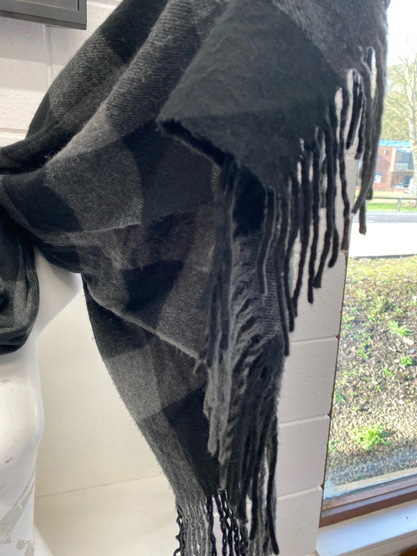 Fabulous super soft black grey cheque scarf one size JR001