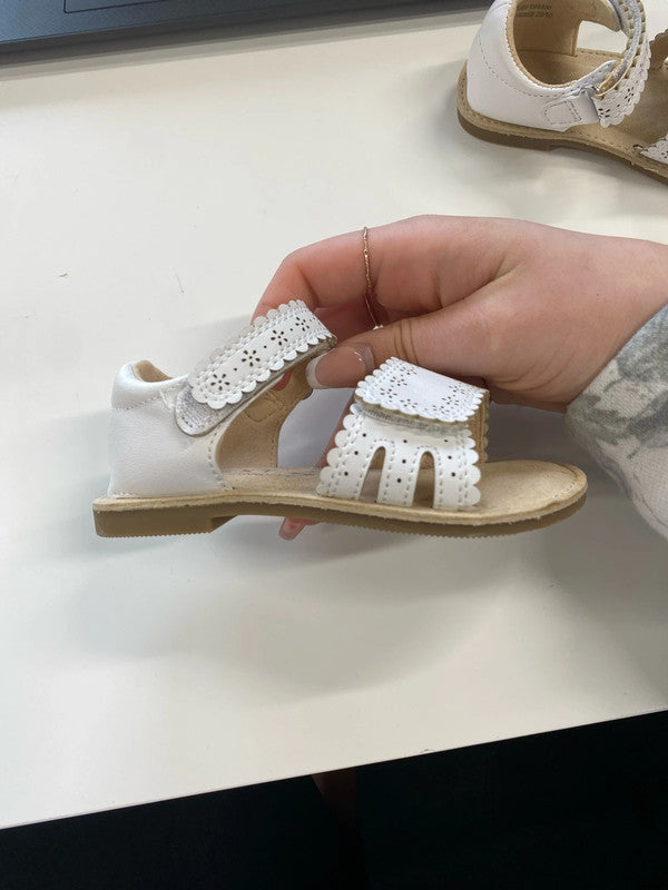 Adorable girls next white Velcro sandals size 5.5f KM004