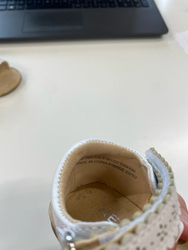 Adorable girls next white Velcro sandals size 5.5f KM004