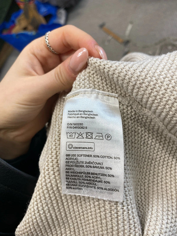 Lovely H&M cream knit v neck jumper UK L KM003