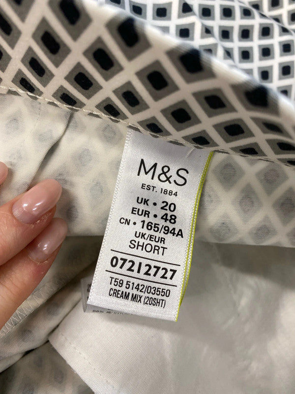 Lovely M&S black grey white pattern 3/4 length shorts UK 20 YM001