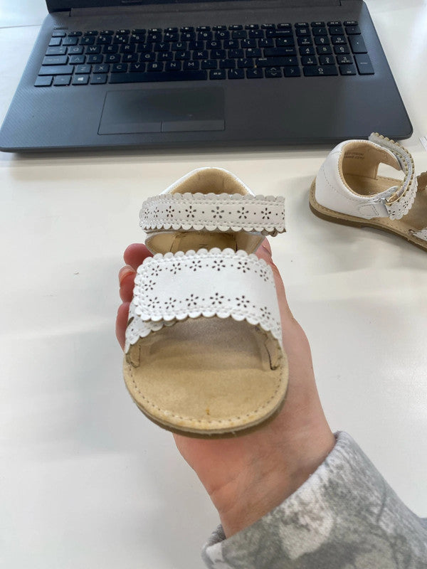 Adorable girls next white Velcro sandals size 5.5f KM004