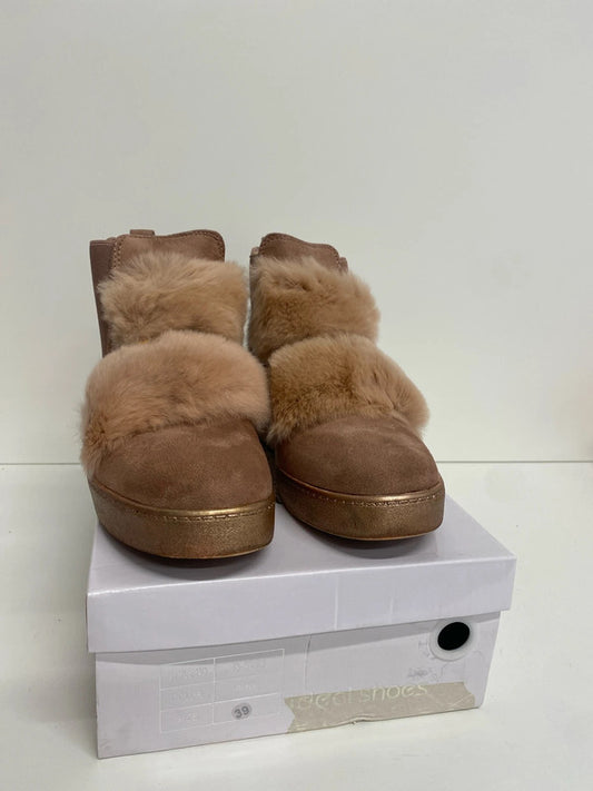 Fabulous Ideal shoes pink fluffy boots uk6 GK002