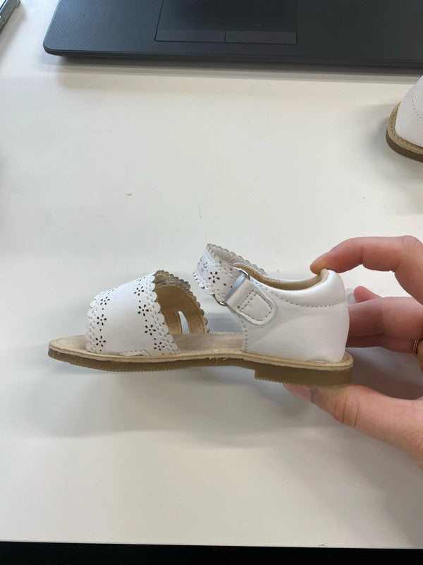 Adorable girls next white Velcro sandals size 5.5f KM004