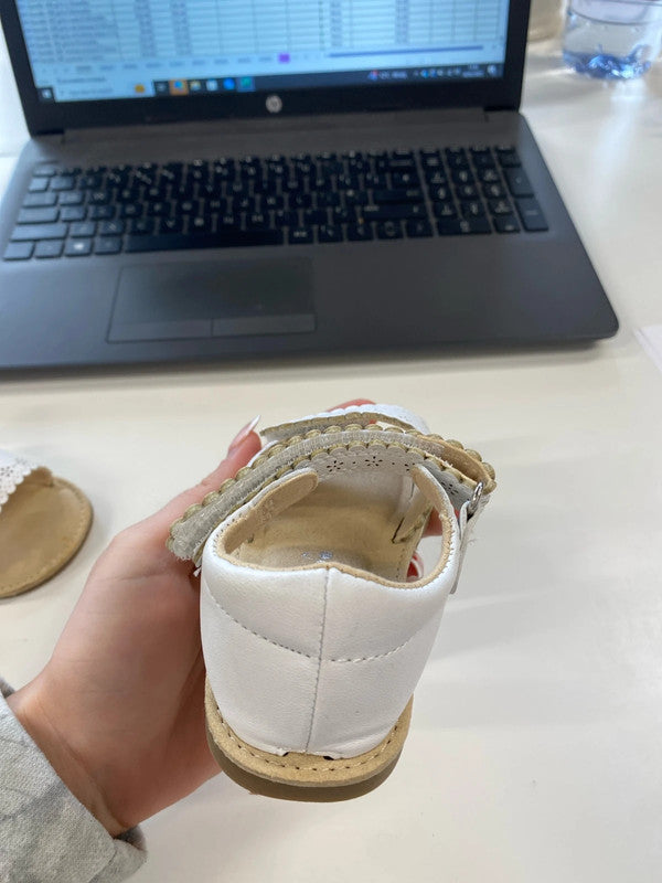 Adorable girls next white Velcro sandals size 5.5f KM004