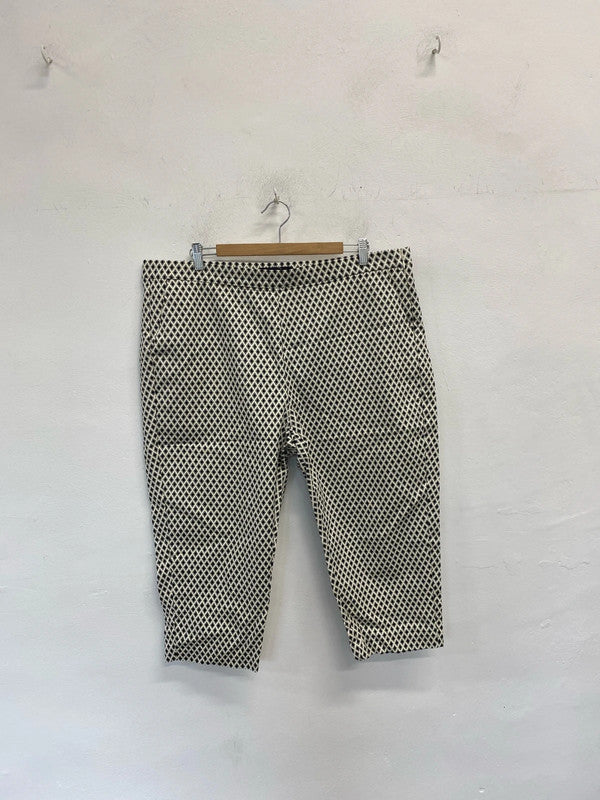 Lovely M&S black grey white pattern 3/4 length shorts UK 20 YM001