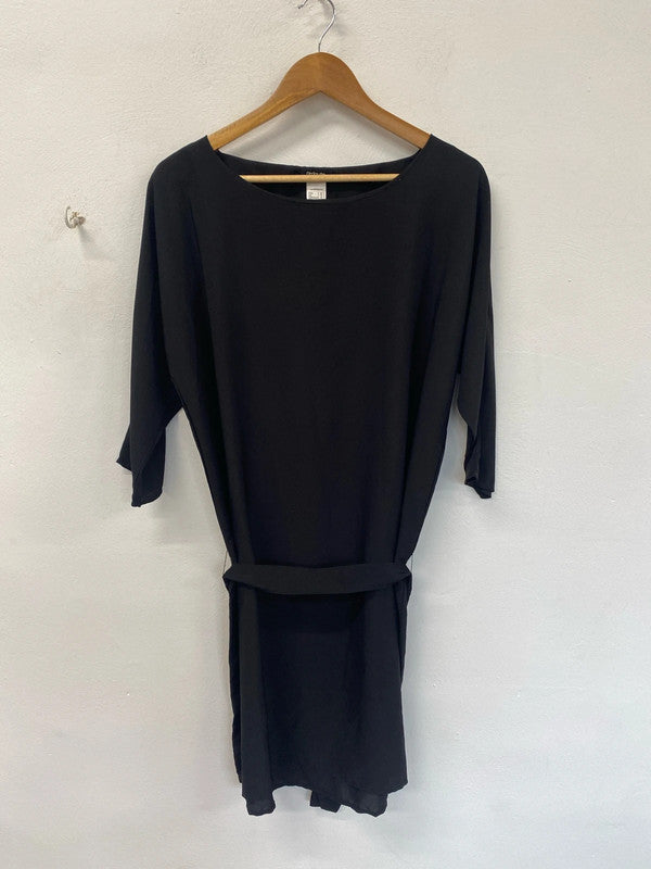 Classic black sheath dresss with a tie. La Redoute 18 KM003