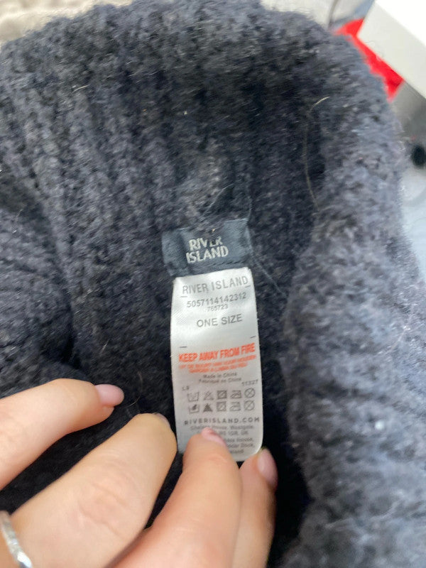 Lovely river island black hat and scarve knitted duo one size JH001