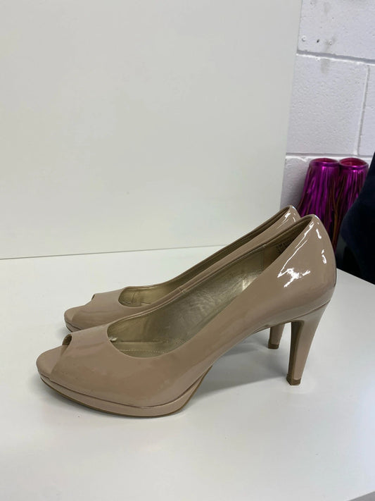 Fabulous Nude peep toe court shoes by Bandolino Uk7 KM005
