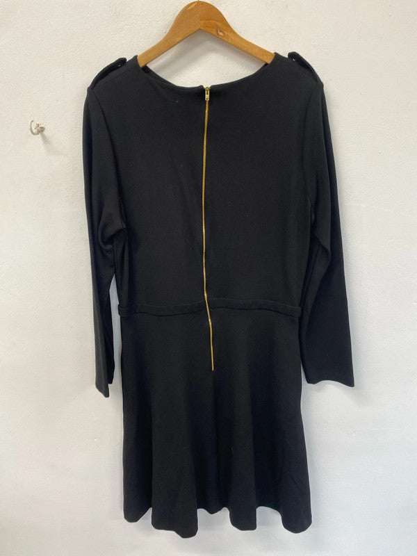Classic flattering black dress La Redoute Laura clement 18 KM003