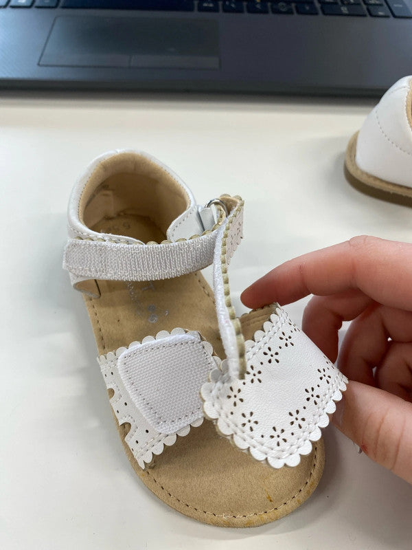 Adorable girls next white Velcro sandals size 5.5f KM004