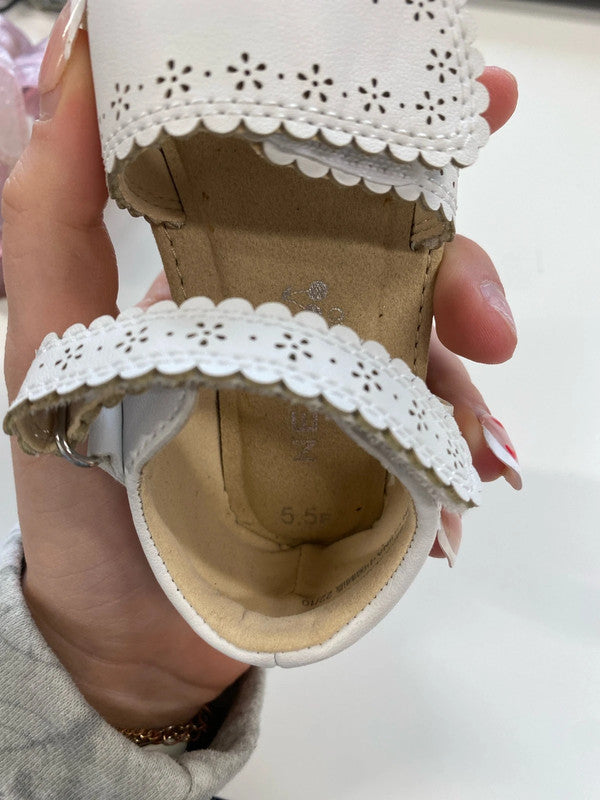 Adorable girls next white Velcro sandals size 5.5f KM004