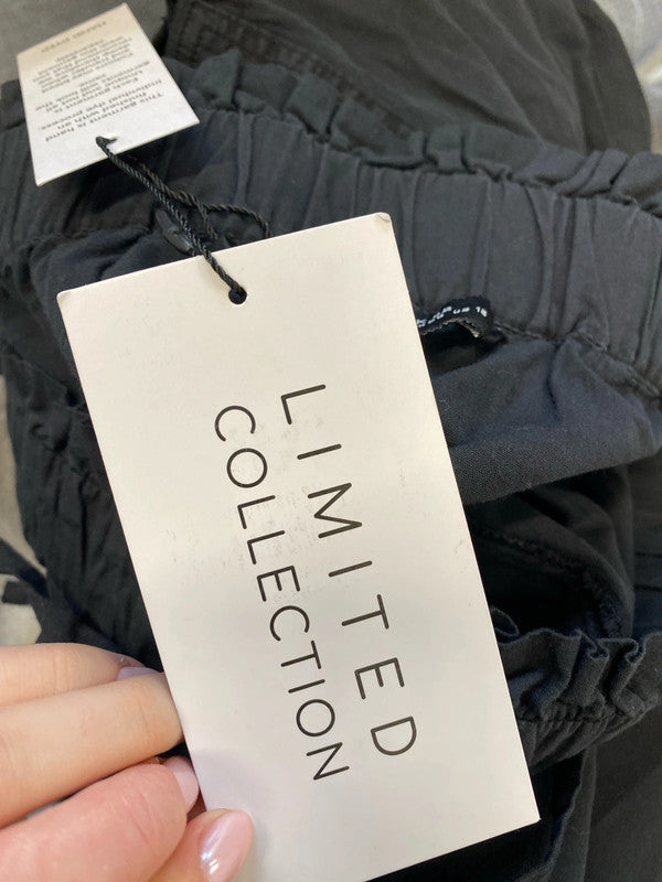 Lovely limited collection black cargo shorts UK 22 RM002