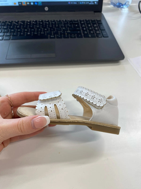 Adorable girls next white Velcro sandals size 5.5f KM004