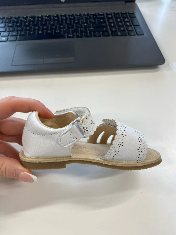 Adorable girls next white Velcro sandals size 5.5f KM004
