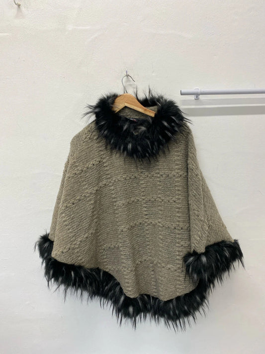 Classic knit poncho by Made In Italy one size faux fur trim occasion GK002