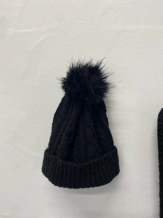 Lovely river island black hat and scarve knitted duo one size JH001