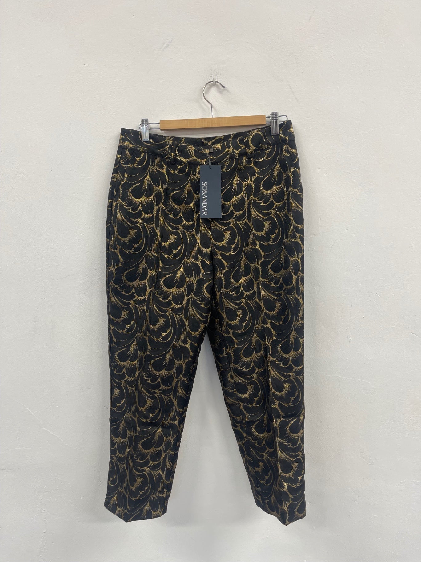 Fabulous Sosandar jacquard tapered Pants UK12 Black and Gold KC528