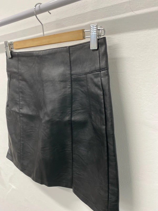 Super Cute Topshop Mini Faux leather skirt UK6 SD002