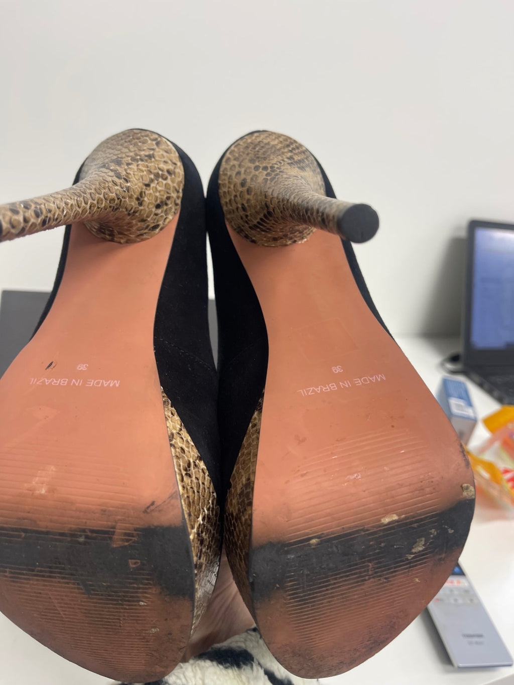 Stunning Kurt Geiger Eleanor suede Pumps UK6 Black PP546