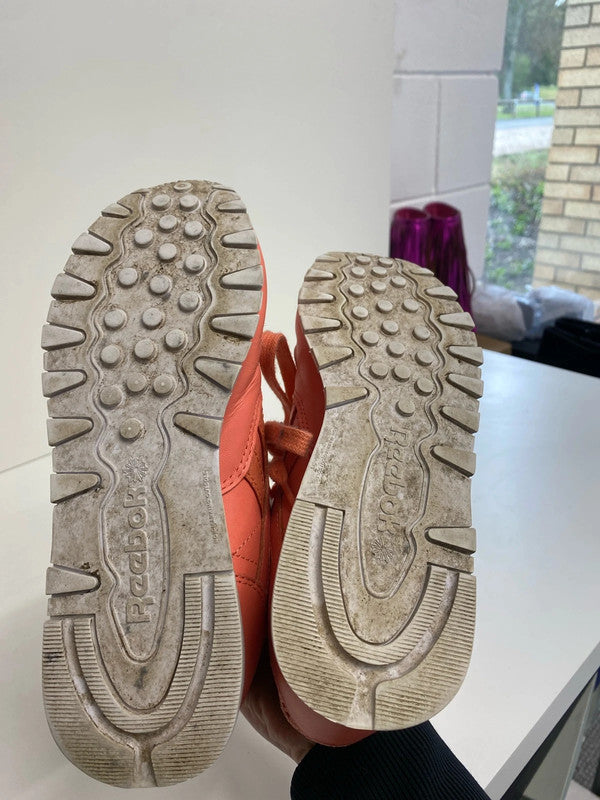 Fabulous Classic Reeboks coral leather trainers Uk4 GK002