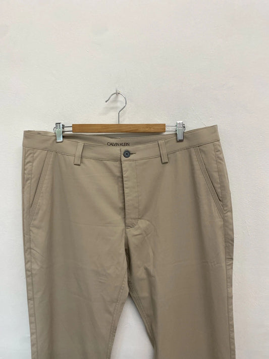 Classic men’s beige calvin klein golf trousers w 38 l 33 LO442