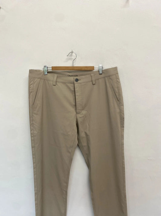 Classic men’s beige calvin klein golf trousers w 38 l 33 LO442