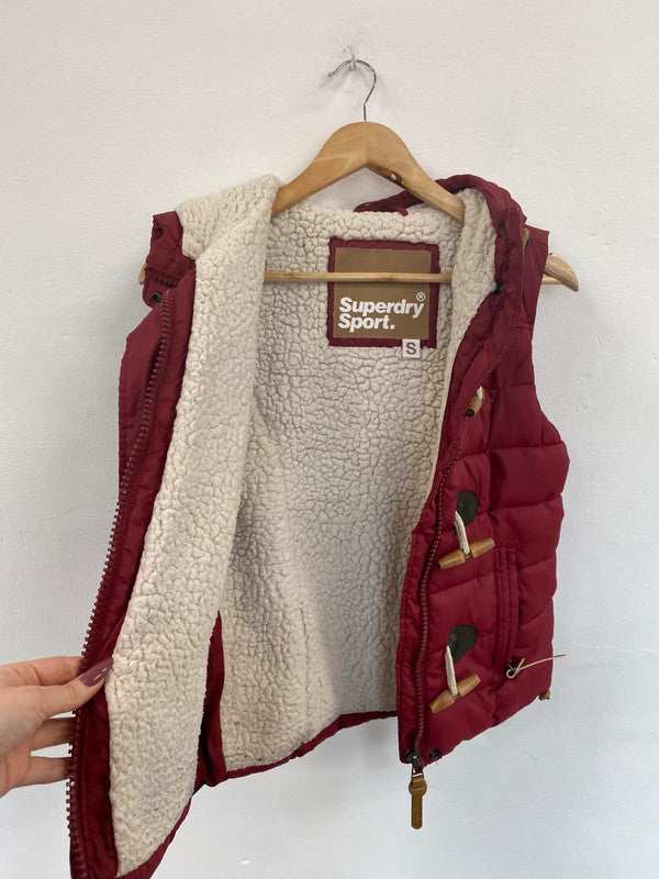 Fabulous Superdry Burgundy Sherpa Fleece Hooded Gilet UK S MH456