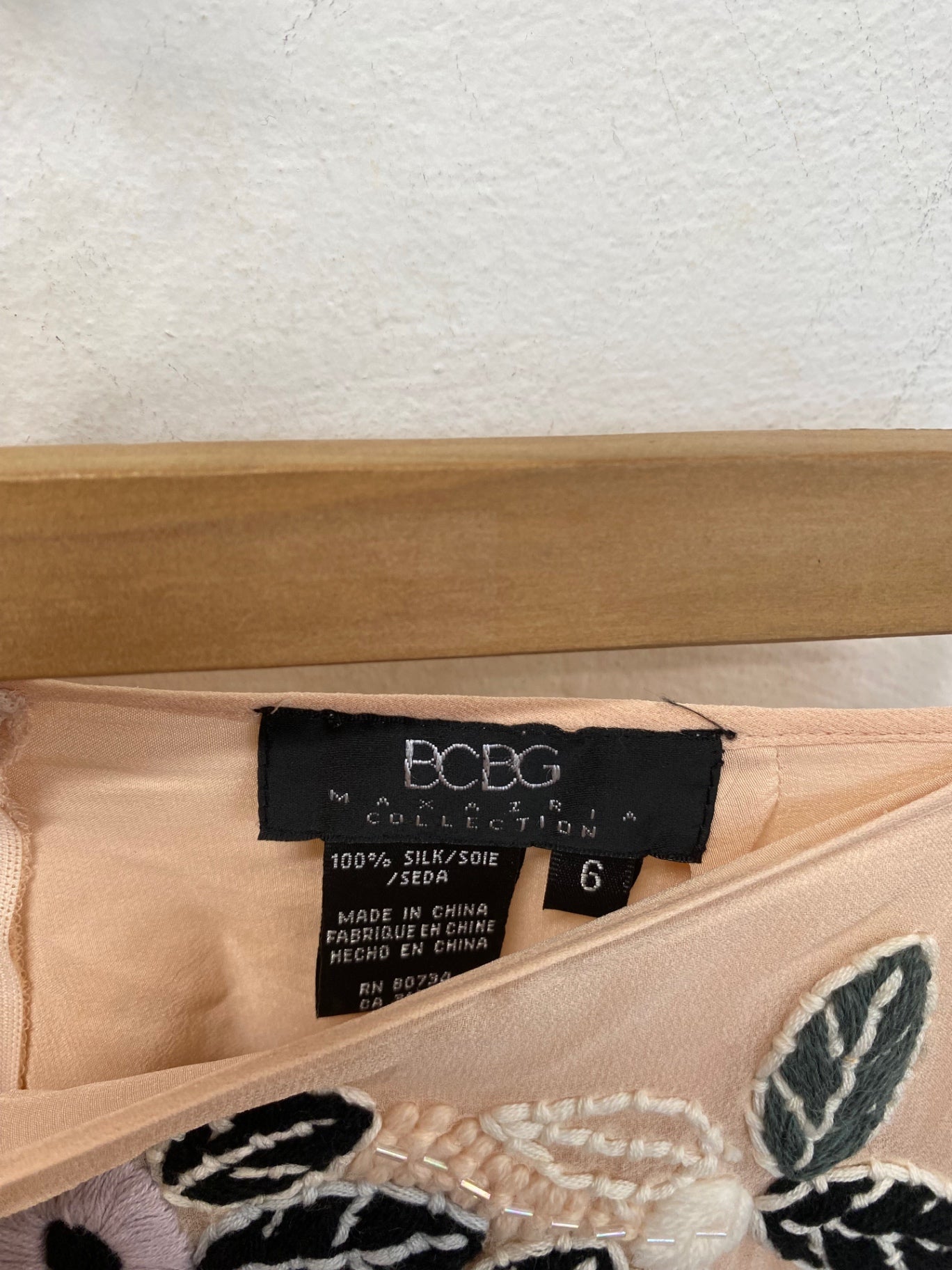 Fabulous BCBG Maxazria embroidered Skirt 10 Nude DM002