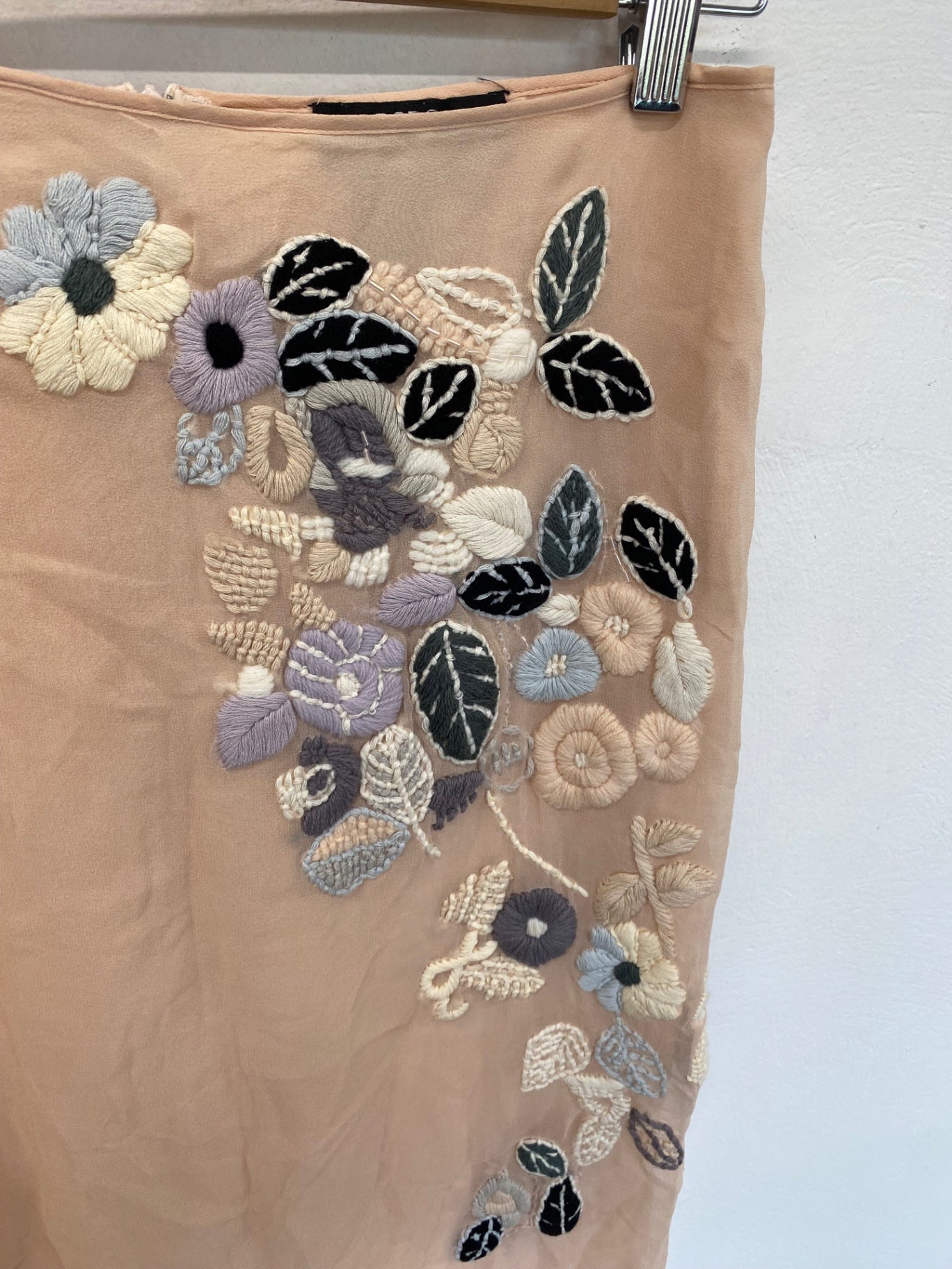 Fabulous BCBG Maxazria embroidered Skirt 10 Nude DM002