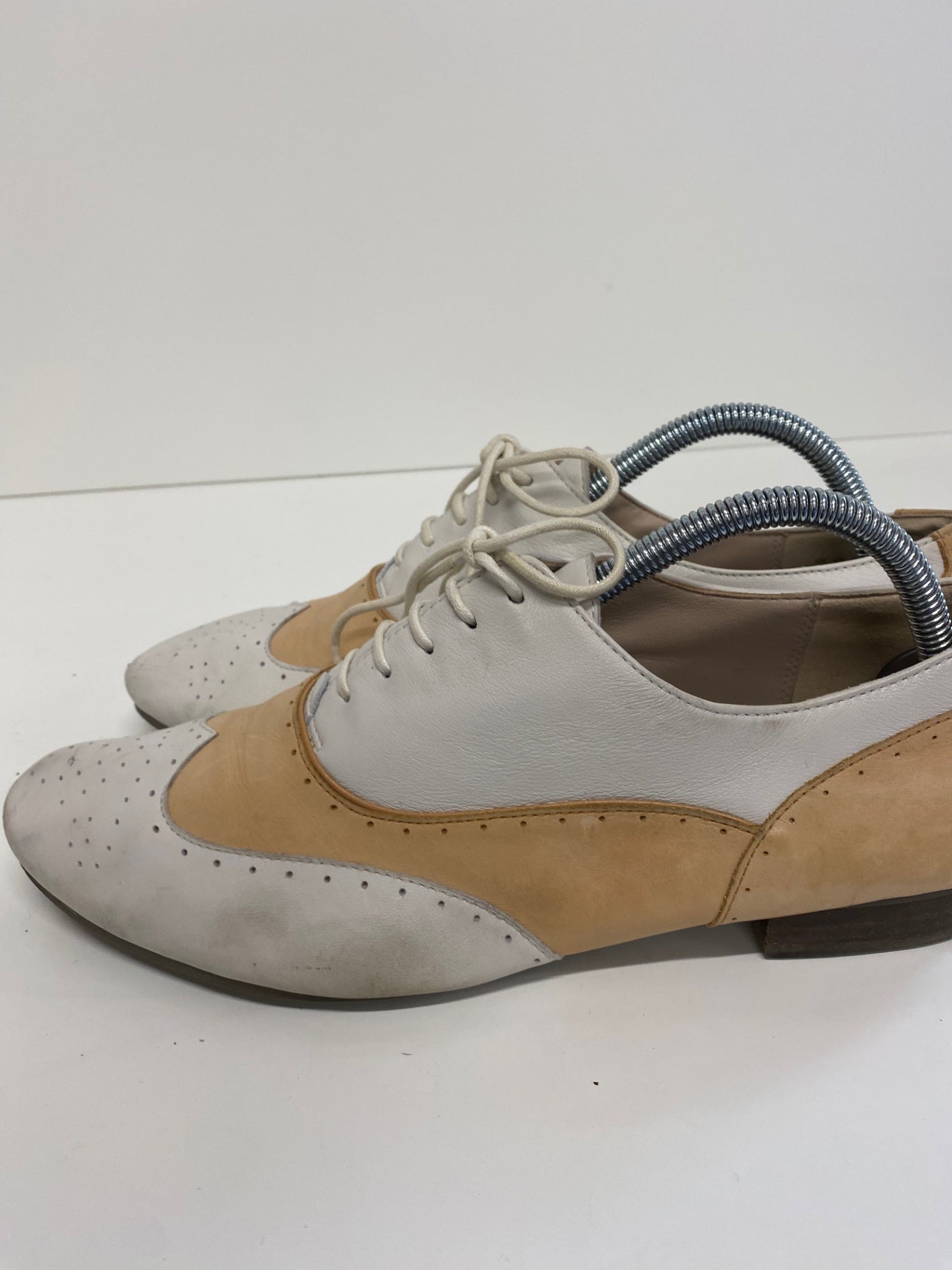 Fabulous Clark’s Narrative Demi Brogue UK 8 D White and Tan LK006